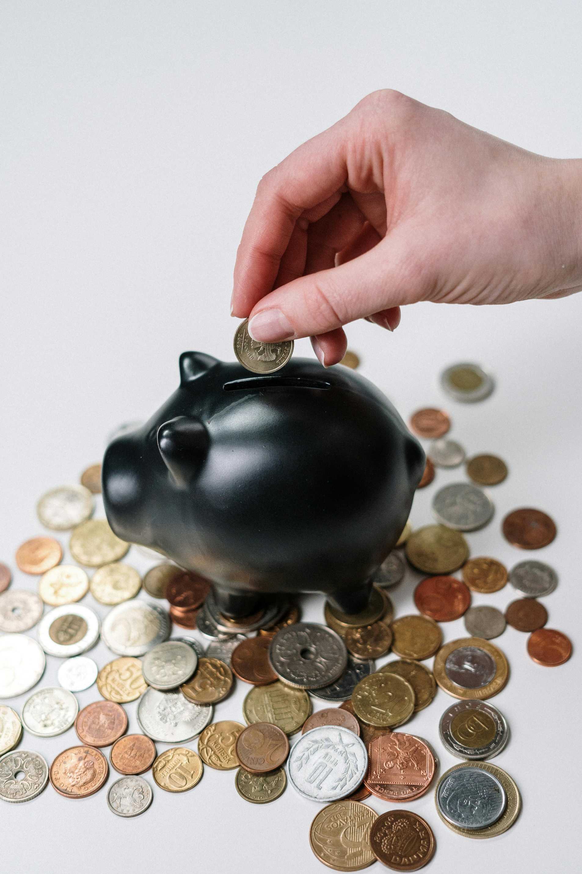 如何分析黄金价格的历史变动?这些变动如何影响投资策略?