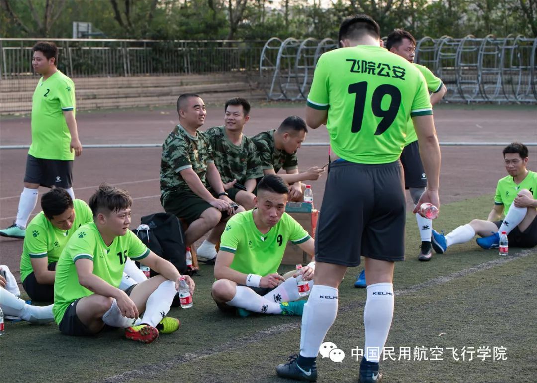 30岁练足球(30岁了上班了想练足球)