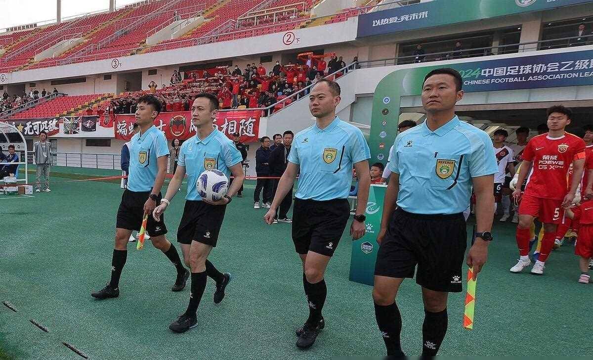 中国足球冲突追打裁判(中国足球队比赛打架视频)