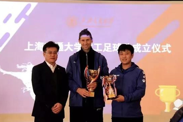 立足球新(立柱 足球)