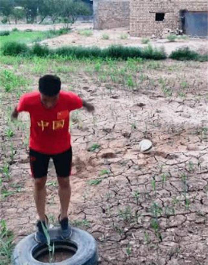 草根足球员(草根足球队教练员是什么意思)