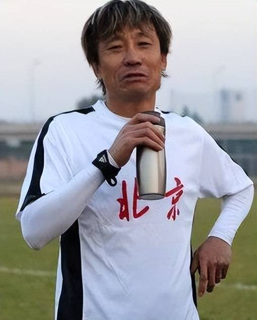 高峰踢足球(踢球的高峰现在做什么?)